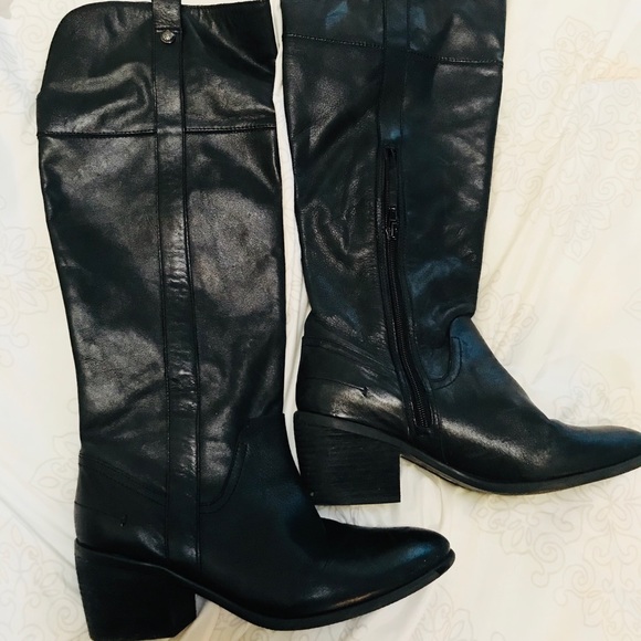 Beautiful Vince Camuto zip up leather boots - Picture 2 of 4